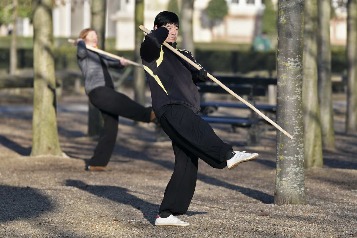 Cours Maitre Zhang   Baton   Jardin À Paris   Photo Frédéric Desmesure